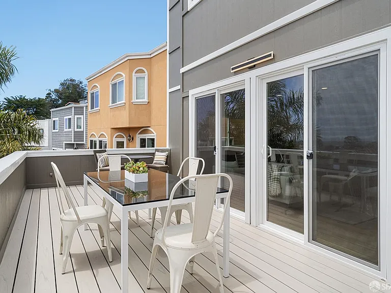 628 Los Palmos Dr — Photo 38