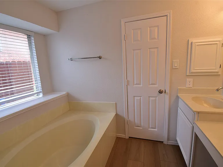 7837 Roundtable Rd — Photo 6