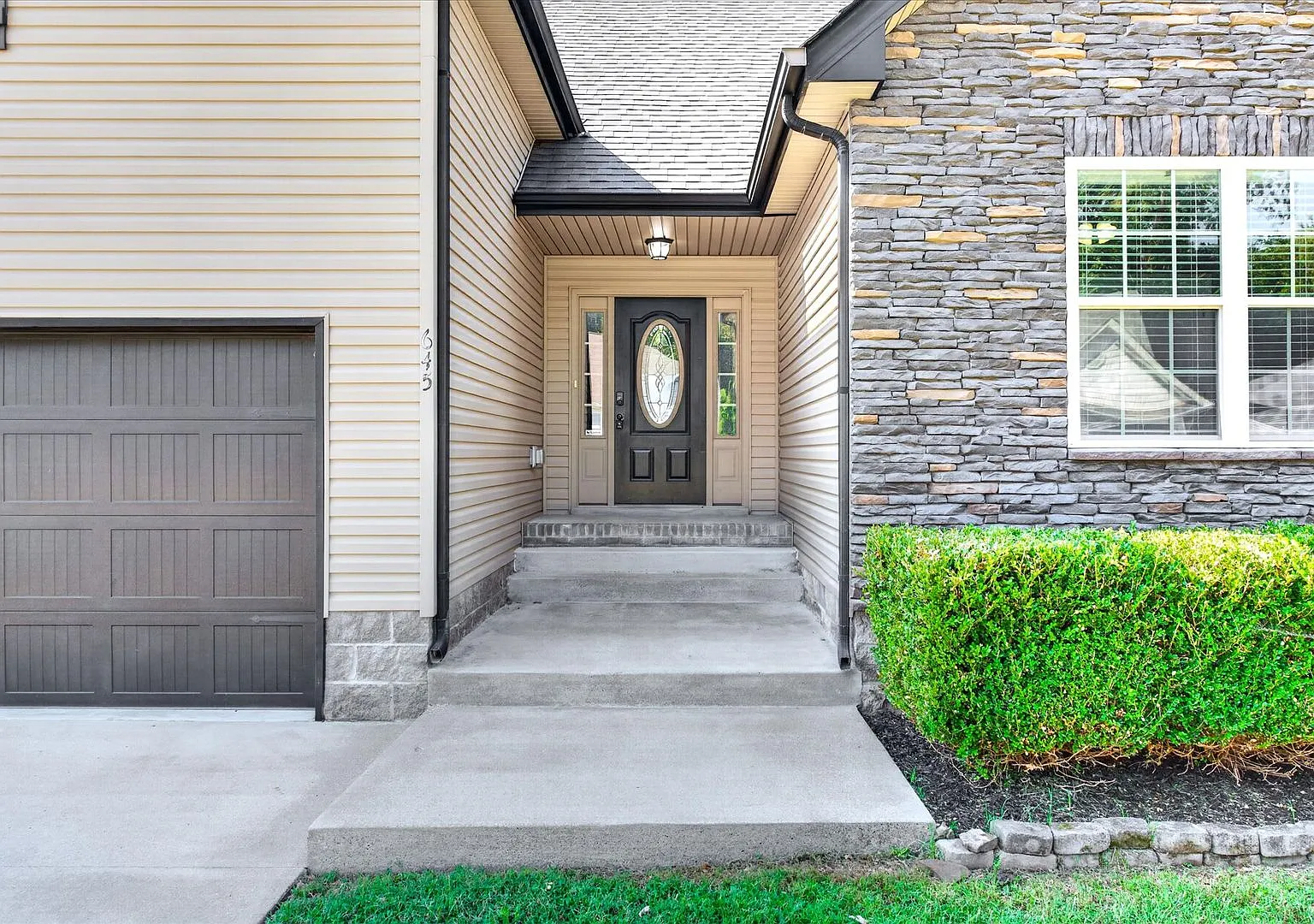 Pet Friendly Three Bedroom with Bonus! — Photo 4