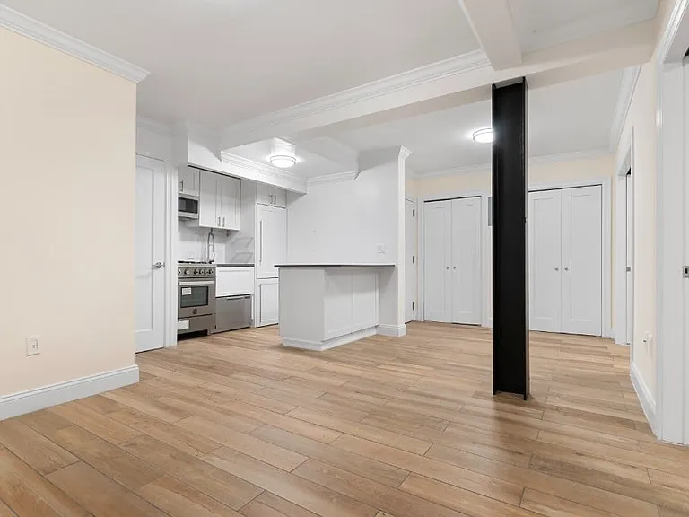 210 E 22nd St #GLB — Photo 4