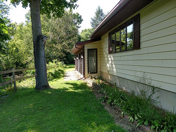 Sun room on back of home 
