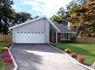 12 Groton Ln, Coram, NY