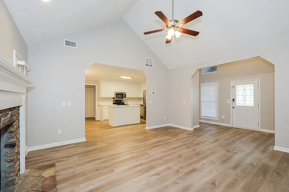 3 bed, 2.0 bath, 1611 sqft, $2,110 — Photo 4