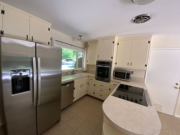 4th image of 450 Sherwood Way