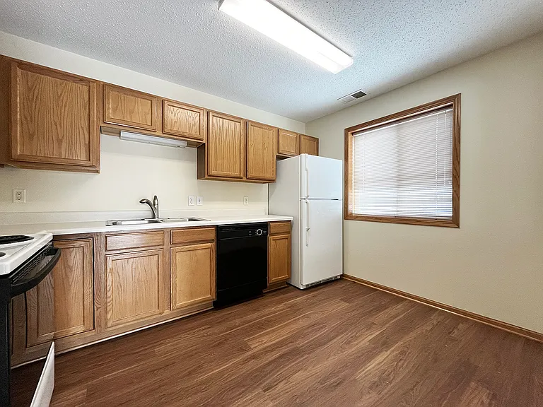 171 W Lind St — Photo 8