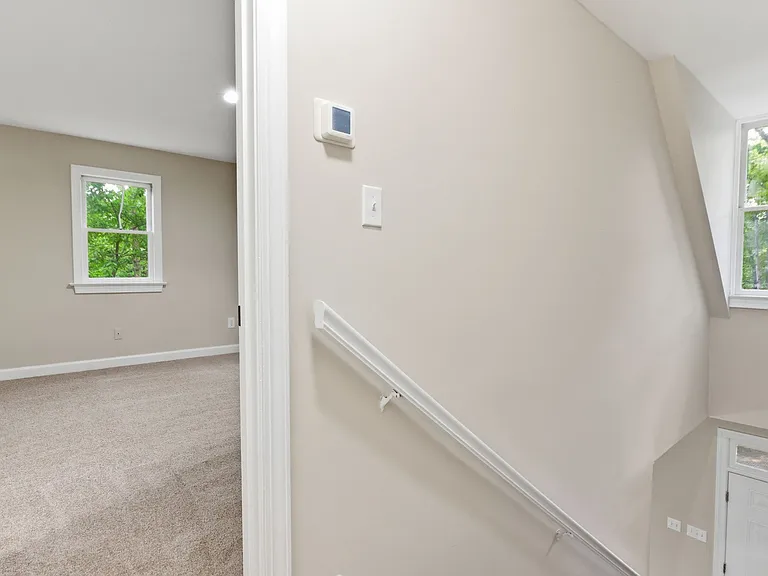 102 Markham Dr — Photo 16