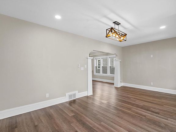 4th image of 3626 W Maple STREET