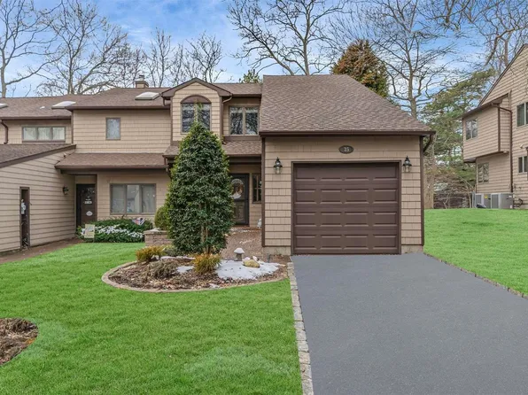 35 Jeremy Circle #35, Nesconset, NY 11767