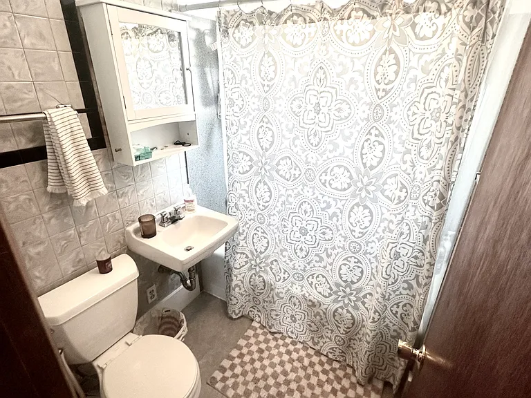 4411 Williams Ave W — Photo 10