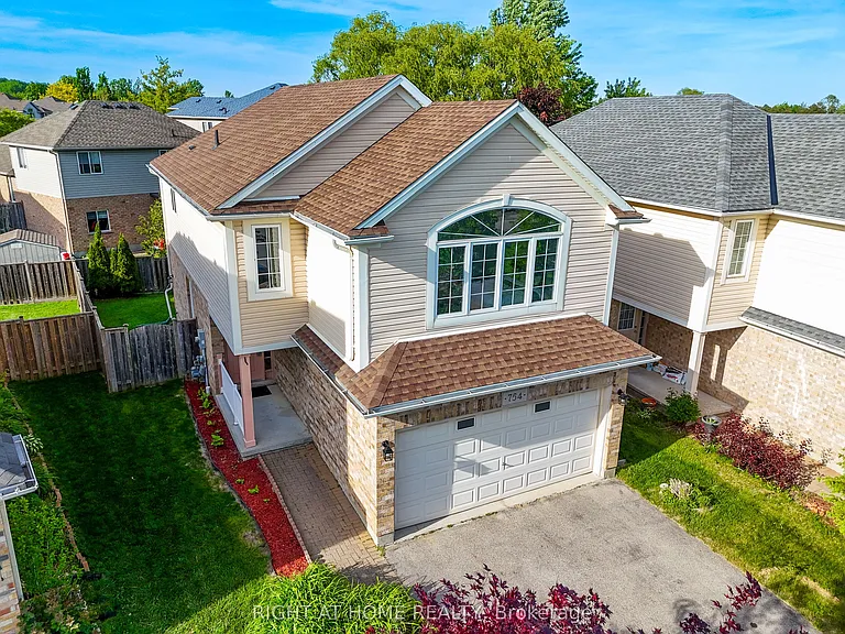 754 Hedgerow Pl — Photo 3