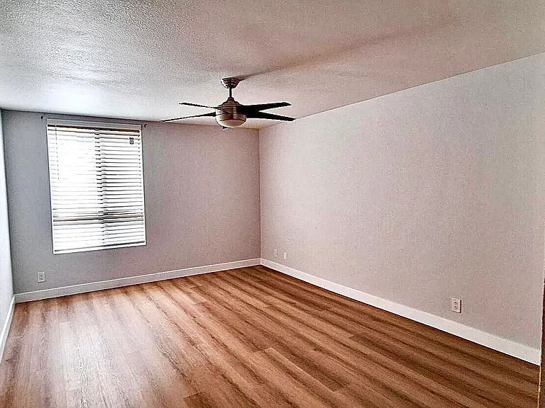 11908 Montana Avenue Apartments — Photo 24