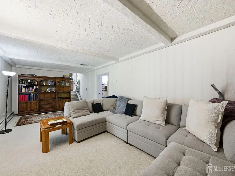 34 Ventnor Dr — Photo 12