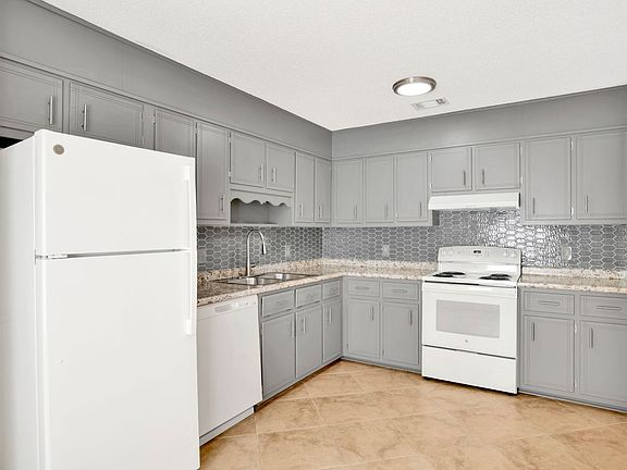 3rd image of 1382 Fairchild St #B