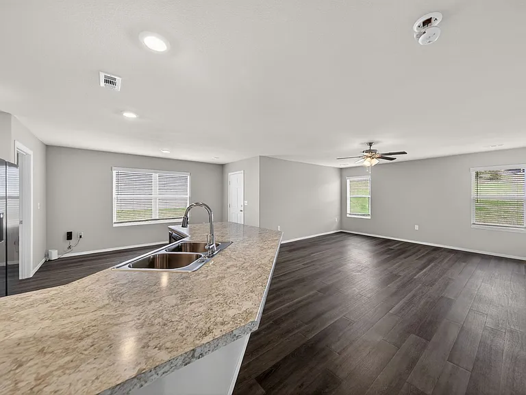 4405 Sackett Ave — Photo 7