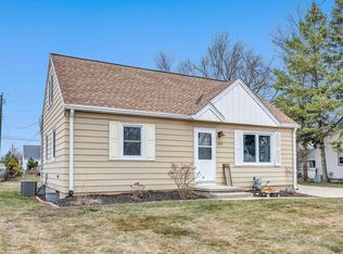 2572 Tulip Ln, Green Bay, WI 54313