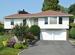 3 Carriage Rd, Roslyn, NY 11576