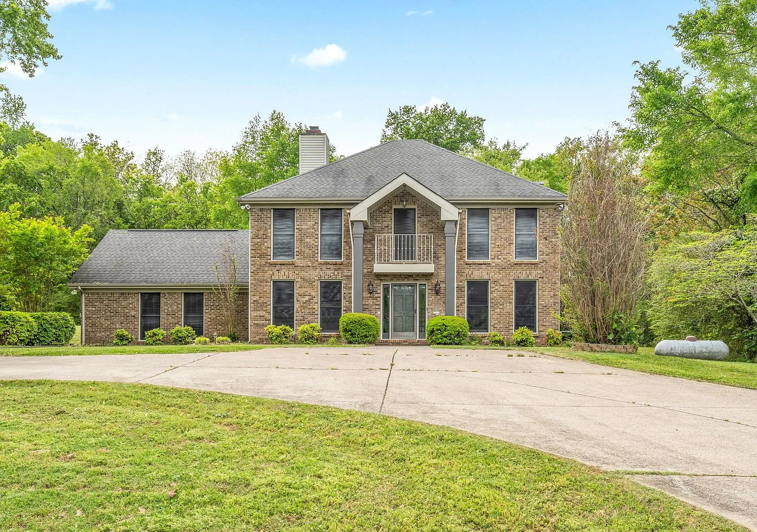 Charming 3 Bedroom Home For Rent in Country Like Setting ! — Photo 1