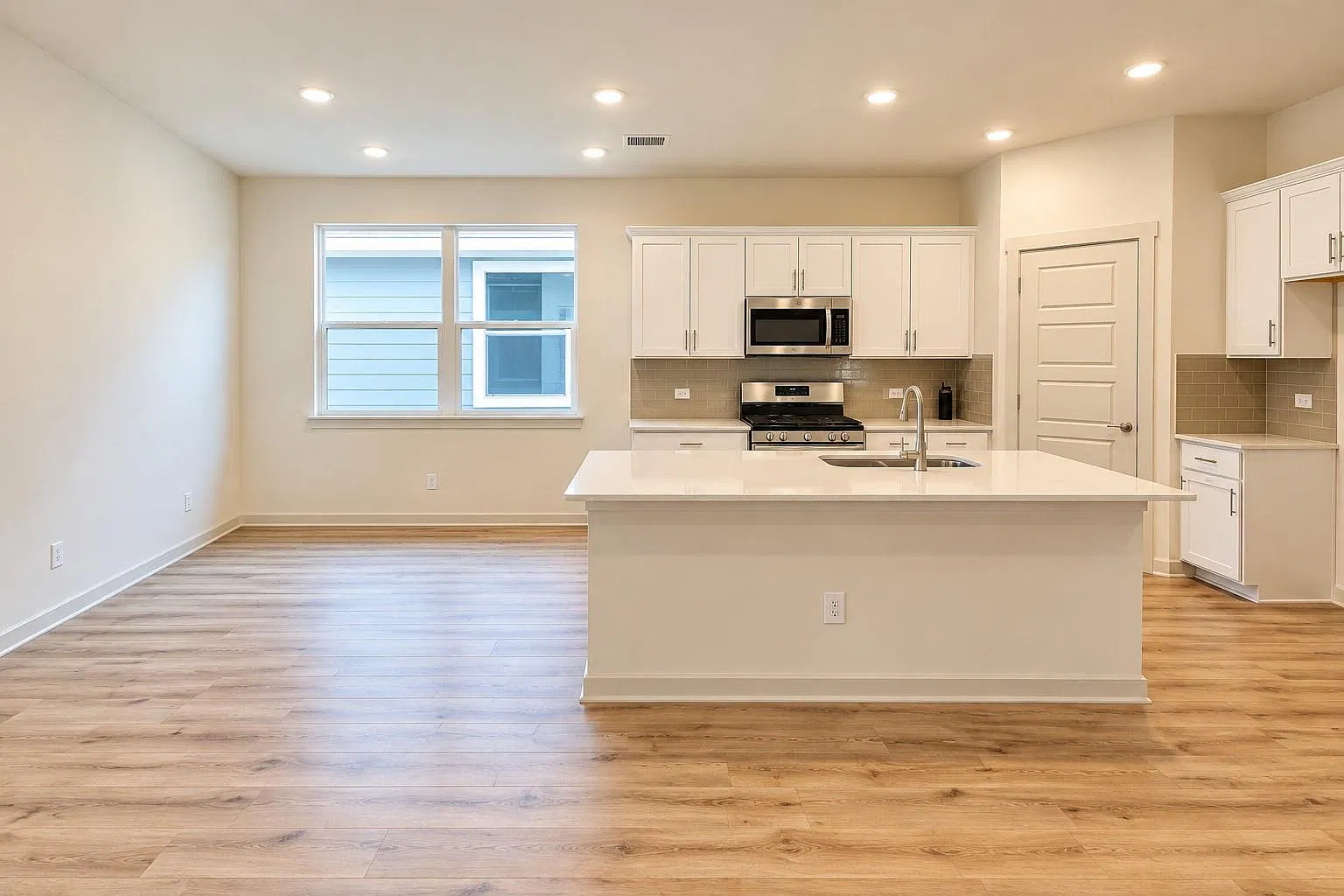4 bed, 2.0 bath, 1705 sqft, $1,950 — Photo 2