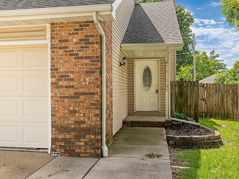 3749 N Pickwick Ave — Photo 1
