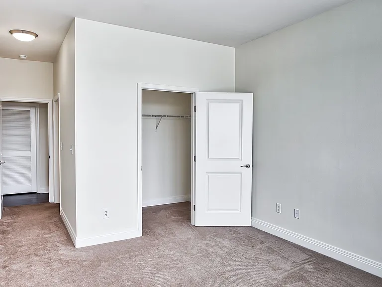 Maxwell Apartments — Photo 16