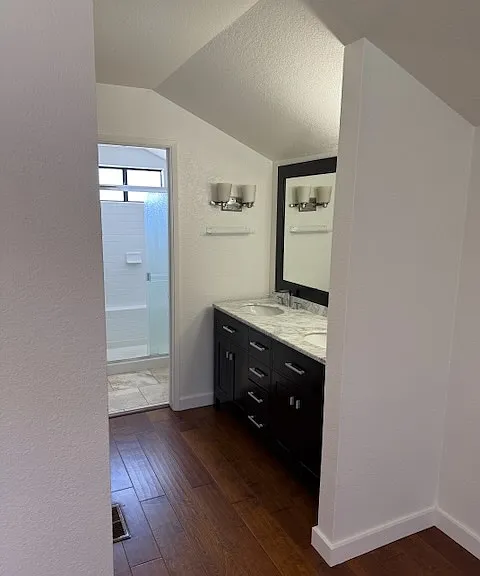 Master bathroom (2nd floor)