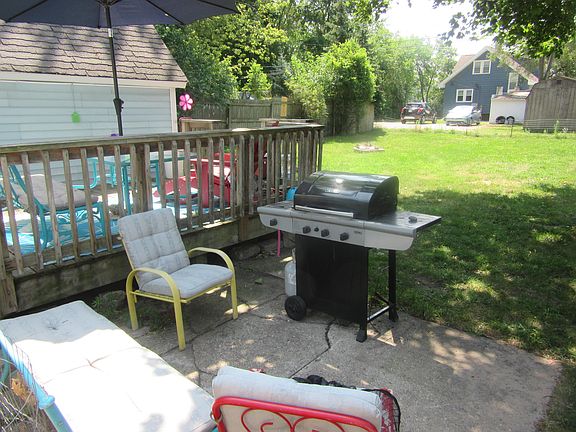 4th image of 1165 W Larch Ave
