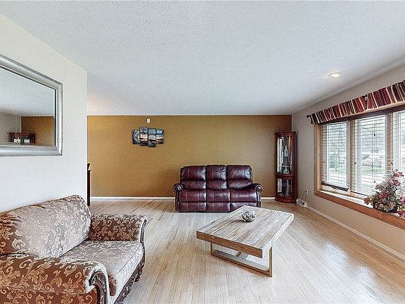 5th image of 1375 S Lyn Cir