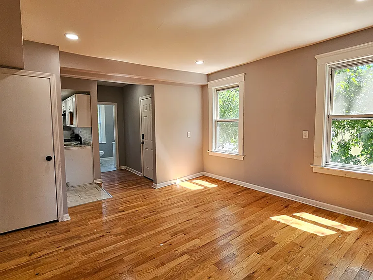 48 Daisy St #2B — Photo 1