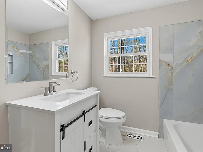 221 Oak Ln — Photo 30