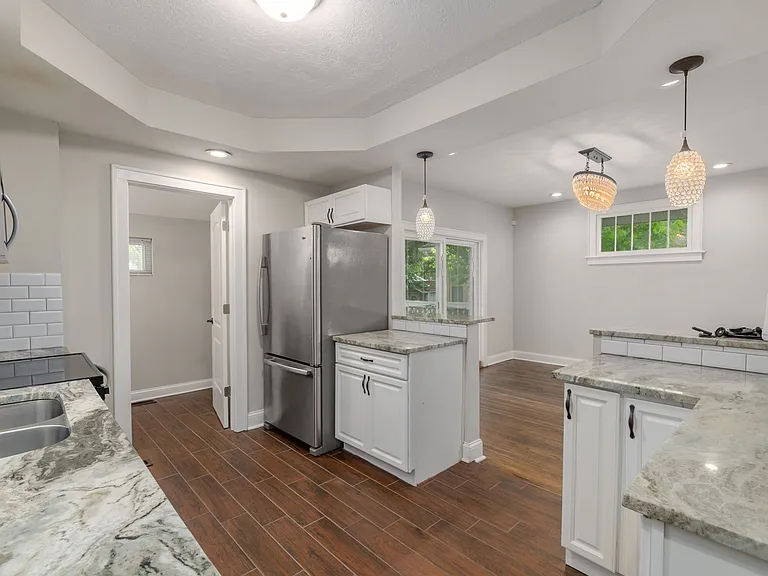 556 Siebert St — Photo 7