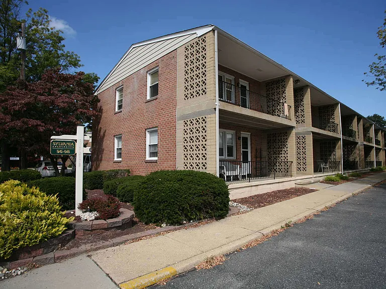 96-98 W Sylvania Ave #6 — Photo 1