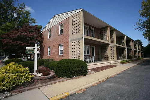 96-98 W Sylvania Ave #6 Photo 1