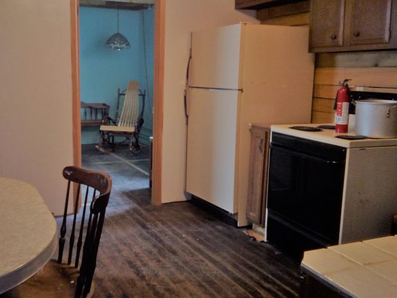 kitchen appliances included