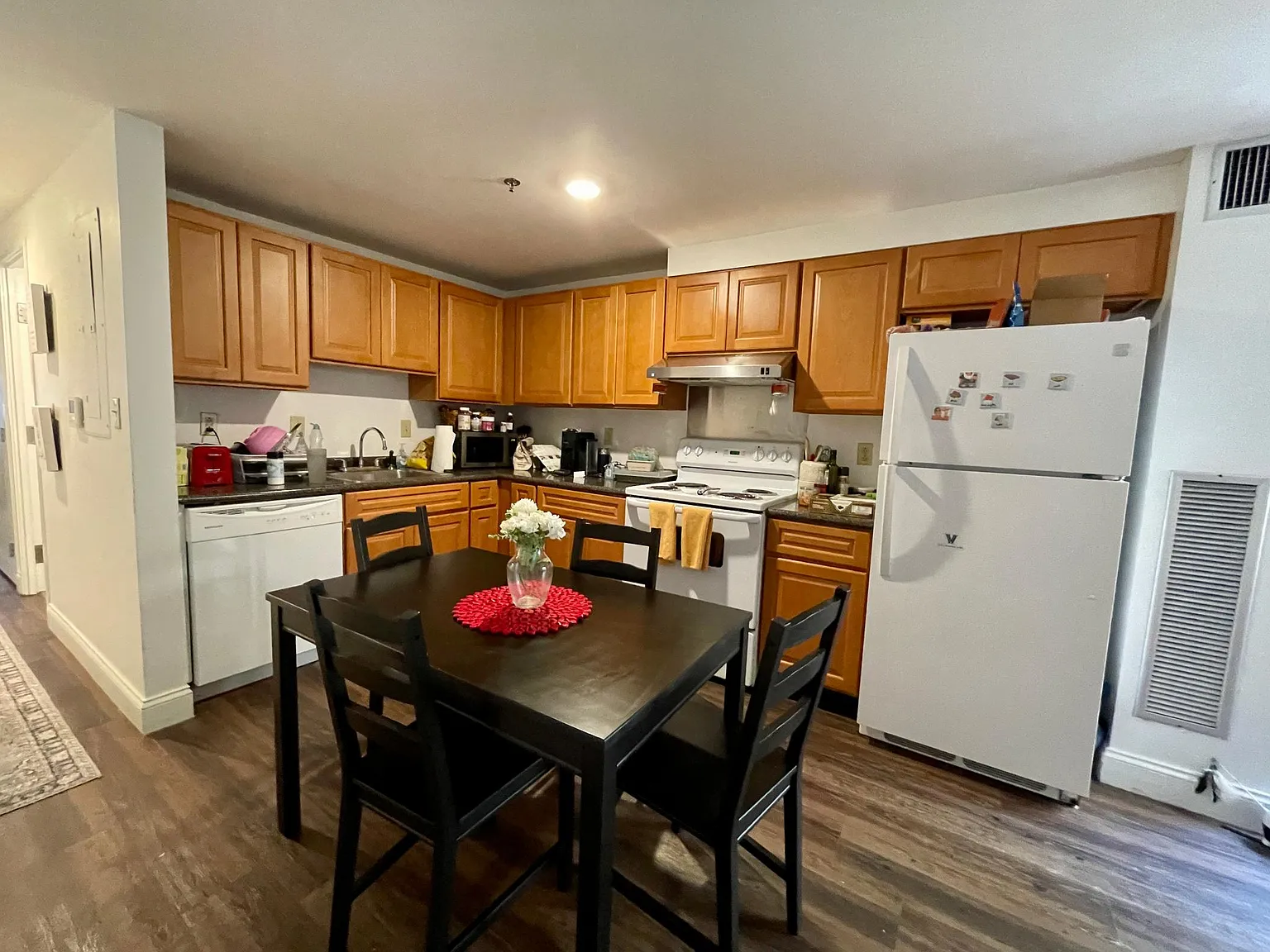 3 bed, 1.5 bath, 1150 sqft, $5,100 — Photo 1