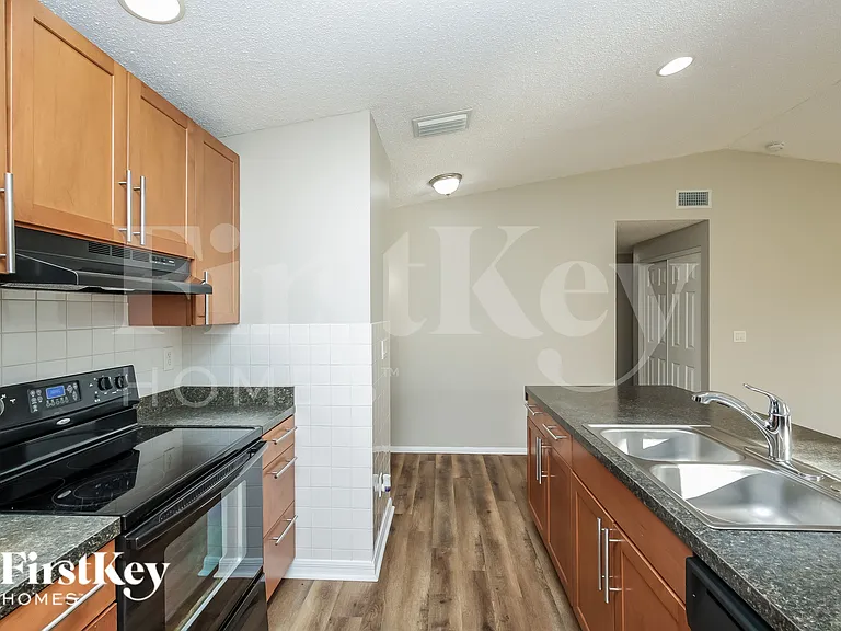 308 SW 13th St — Photo 7