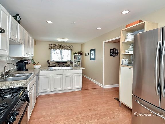 3rd image of 440 Hawthorn Ln