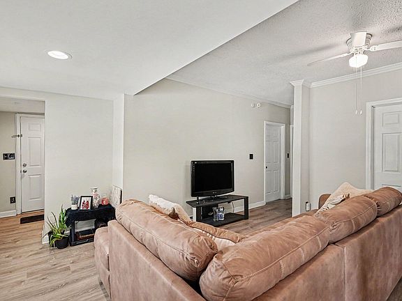 4th image of 502 N Cypress St