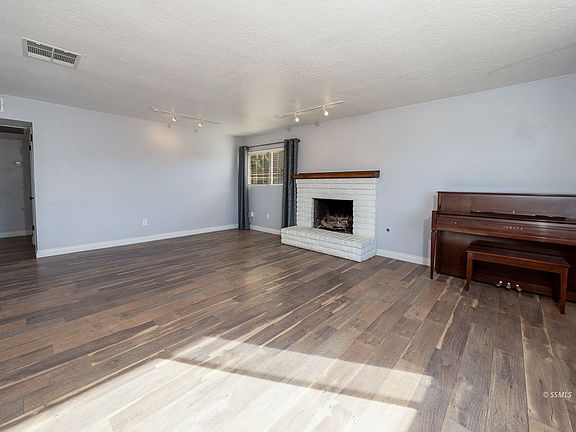 5th image of 1016 W Las Flores Ave