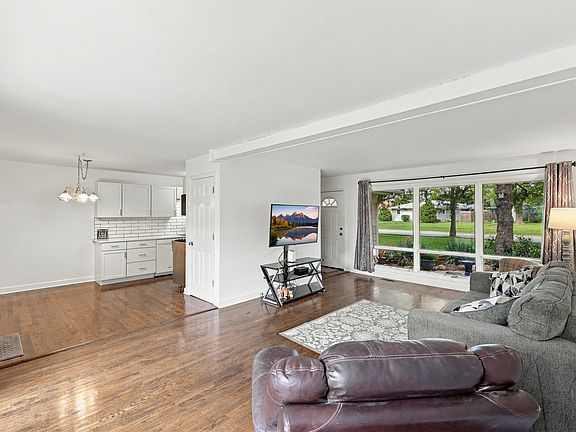 4th image of 447 Keith Ave