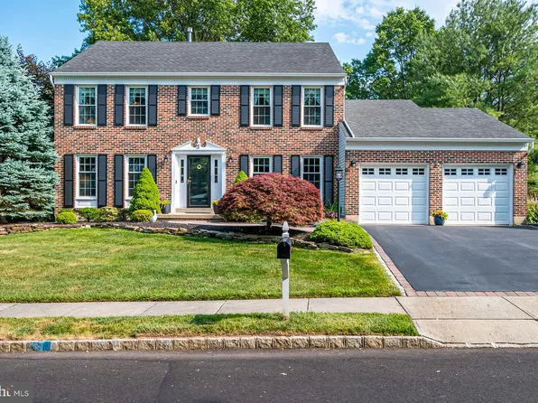 3 Clinton Ct, Kendall Park, NJ 08824