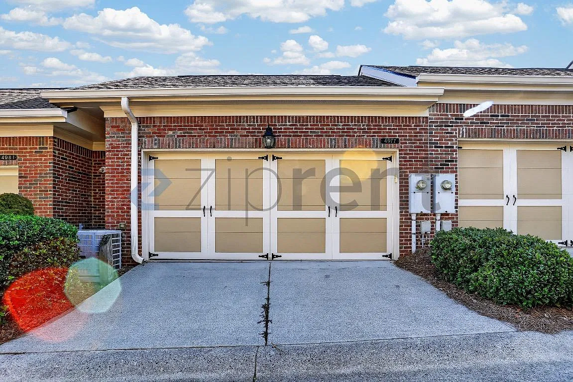 3 bed, 2.5 bath, 2112 sqft, $2,900 — Photo 3