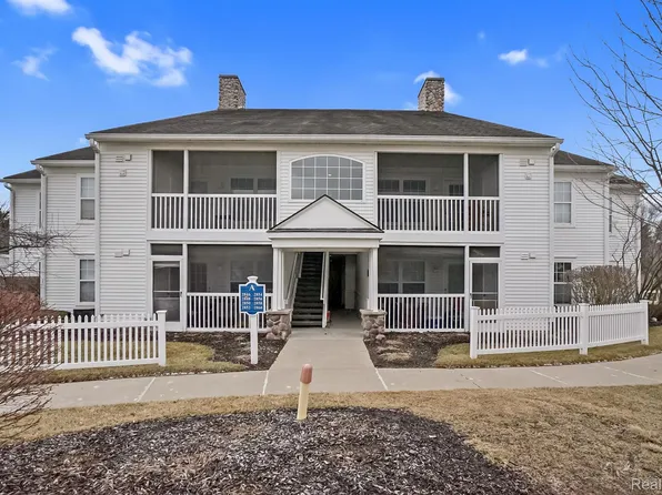 2852 S Knightsbridge Cir, Ann Arbor, MI 48105