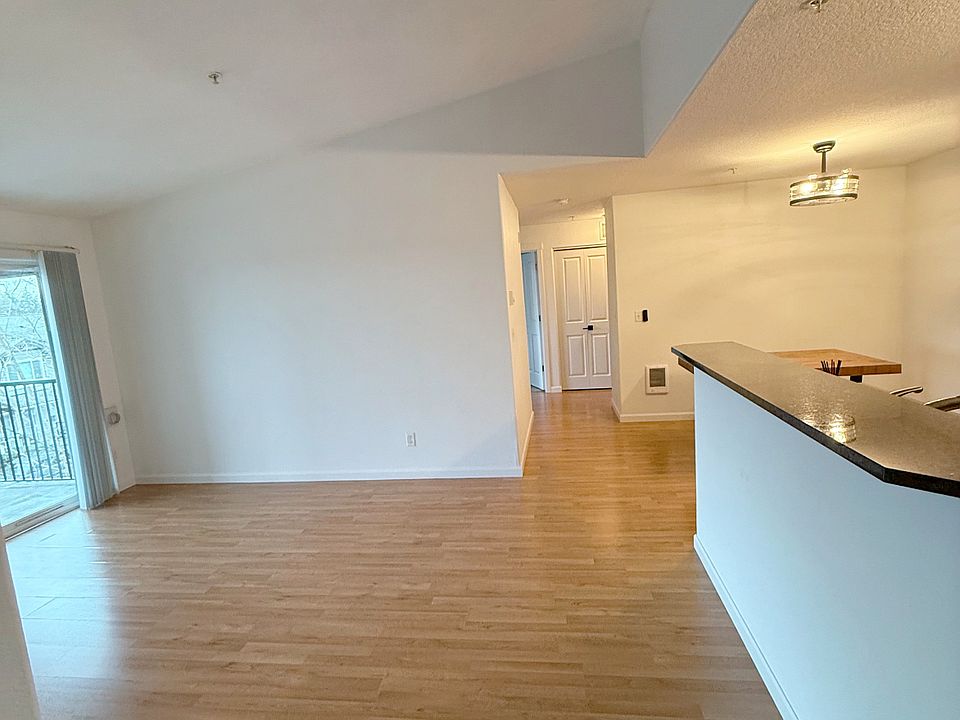1st image of 10664 NE Holly St #304
