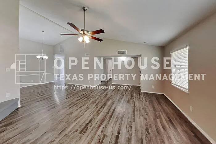 1309 Crestview Dr — Photo 4