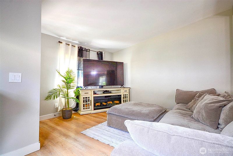 5th image of 8917 Mulberry Court SE