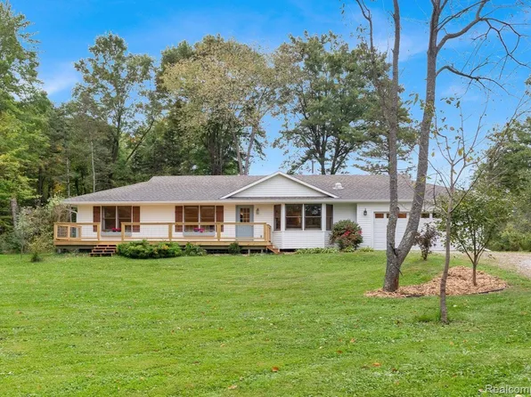 2829 Pineway Trl, Howell, MI 48855