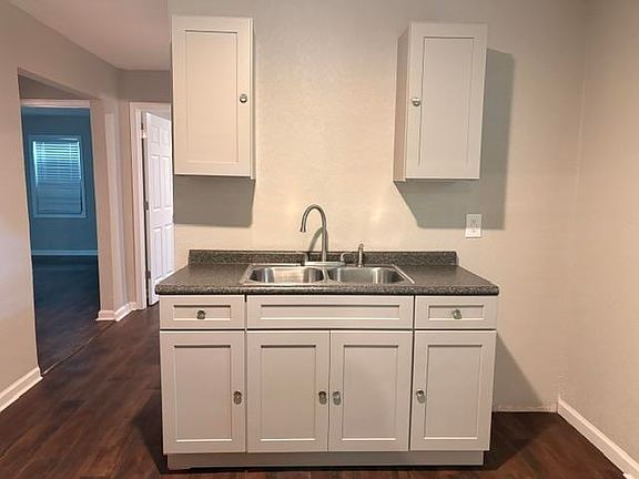 3rd image of 934 Alaska St
