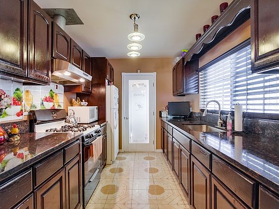 5th image of 320 E 120th St