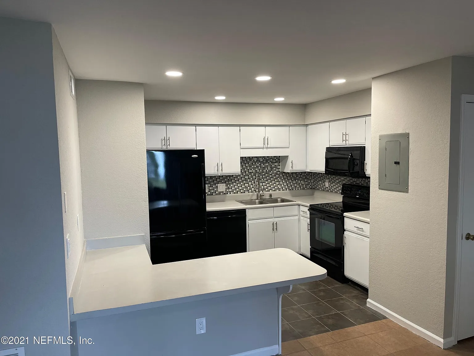 2 bed, 1.0 bath, 800 sqft, $1,399 — Photo 1