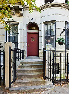 Rented by Perry Associates NYC Inc | media 4